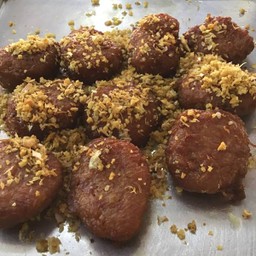 หมูก้อน  (หมักกระเทียมทรงเครื่อง)สามก้อนต่อกล่อง