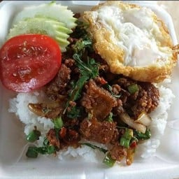 กระเพราหมูกรอบไข่ดาว