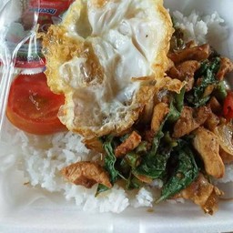 กระเพราไก่ไข่ดาว