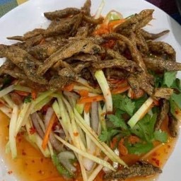 ยำมะม่วงปลากรอบ