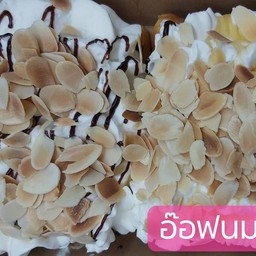 ขนมปังปิ้งเนย วิปครีม ช็อคโกแลต อัลมอนด์