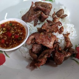 ข้าวหมูทอดกระเทียมพริกไทย