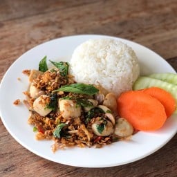 ข้าวสามชั้นคั่วพริกขี้หนูโหระพา