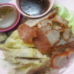 ข้าวมันไก่ต้มผสมหมูแดง