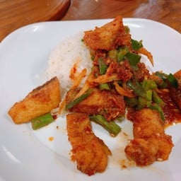ข้าวปลาช่อนผัดพริกแกง