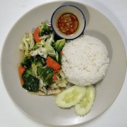 ผัดผักรวมราดข้าว