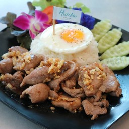 ข้าวหมูออร์แกนิคกระเทียมไข่ดาว