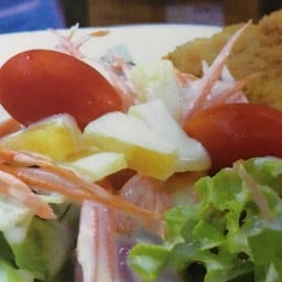 สลัดปลาทอด