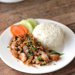 ข้าวสามชั้นคั่วพริกขี้หนูโหระพา