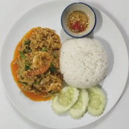 ผัดผงกะหรี่ทะเลราดข้าว