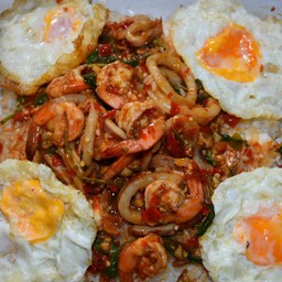 กระเพราถาดทะเล stir fried basil with seafood