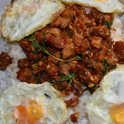 กระเพราถาดหมูกรอบ stir fried basil with crispy pork