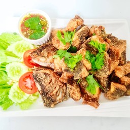 ปลากะพงทอดราดซอสน้ำปลา (ทั้งตัว)
