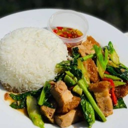 ไก่ทอด และ  ข้าวผัดกระเพรา