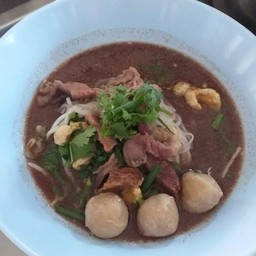 ก๋วยเตี๋ยวน้ำหนาวกับส้มตำยำแซ่บ