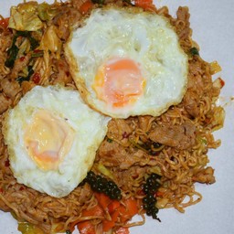 มาม่าผัดขี้เมาทะเลถาด fried spicy instant Noodle with Seafood