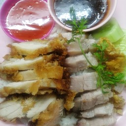ข้าวมันไก่ทอดผสมหมูกรอบ