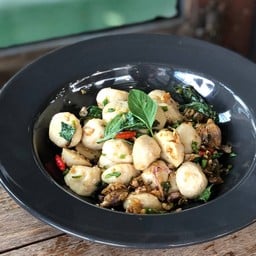 ลูกชิ้นคั่วพริกขี้หนูโหระพา