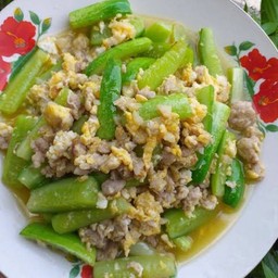 แตงกวาผัดไข่ (กับข้าว)