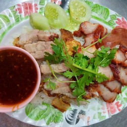 ข้าวหมูกรอบผสมหมูแดง