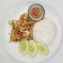 ผัดพริกอ่อนไก่ราดข้าว
