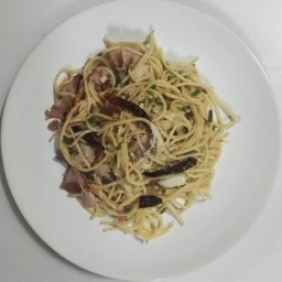 สปาเก็ตตี้เบคอนพริกแห้ง