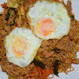 มาม่าผัดขี้เมาหมูถาด Fried Spicy instant Noodles with pork