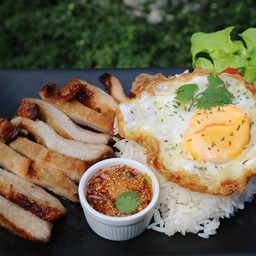ข้าวหน้าคอหมูออร์แกนิค ย่างน้ำจิ้มแจ่วสูตรพิเศษ +ไข่ดาว