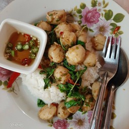 ข้าวผัดกระเพราลูกชิ้น