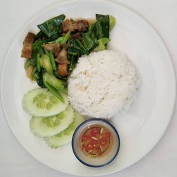 คะน้าหมูกรอบราดข้าว