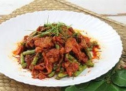 ผัดพริกแกงหมูราดข้าว