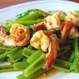 ผัดผักบุ้งกุ้งราดข้าว