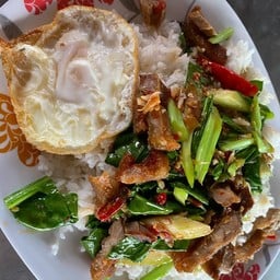 คะน้าหมูกรอบราดข้าว