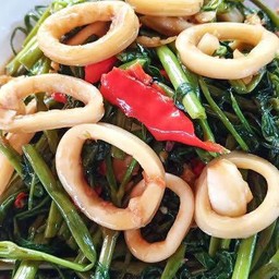 ผัดผักบุ้งปลาหมึกราดข้าว