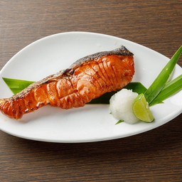 ปลาแซลมอนย่างเกลือ