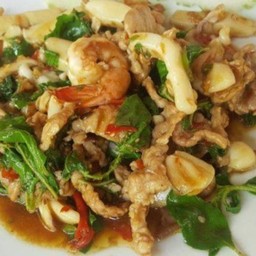 กระเพรารวมมิตร เป็นกับข้าว