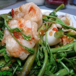 ผัดผักบุ้งทะเลราดข้าว