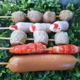 คุณน้องลูกชิ้นทอด ย่างลวกยำฟรี