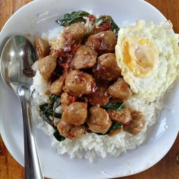 ข้าวกะเพราลูกชิ้น+ไข่ดาว