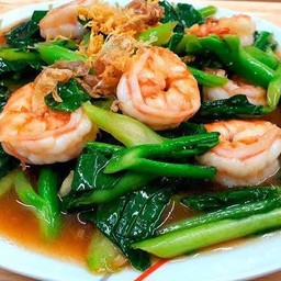 คะน้าน้ำมันหอยกุ้งราดข้าว