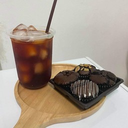 คู่ขา บราวนี่+ชาดำเย็น+น้ำแข็ง พร้อมดื่ม