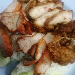 ข้าวมันไก่ทอดผสมหมูแดง