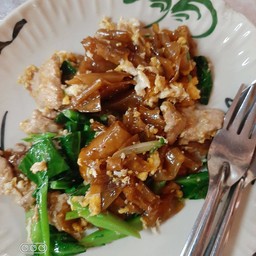 เส้นใหญ่ผัดซีอิ้ว