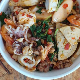 ข้าวกระเพรารวมมิตรทะเล