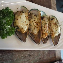 หอยแมลงภู่นิวซีแลนด์กับผักโขมอบชีส