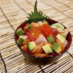 ข้าวหน้าปลาดิบรวม+อโวคาโด