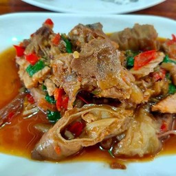 กะเพราขาหมู+ใส้  (กับข้าว)