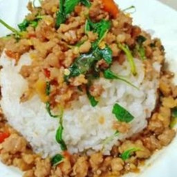 กระเพราหมูราดข้าว