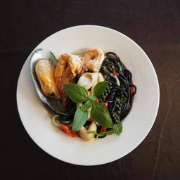 สปาเก็ตตี้เส้นดำขี้เมาทะเล