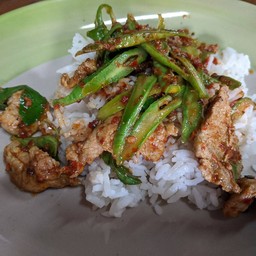 ข้าวราดผัดพริกแกงถั่ว
